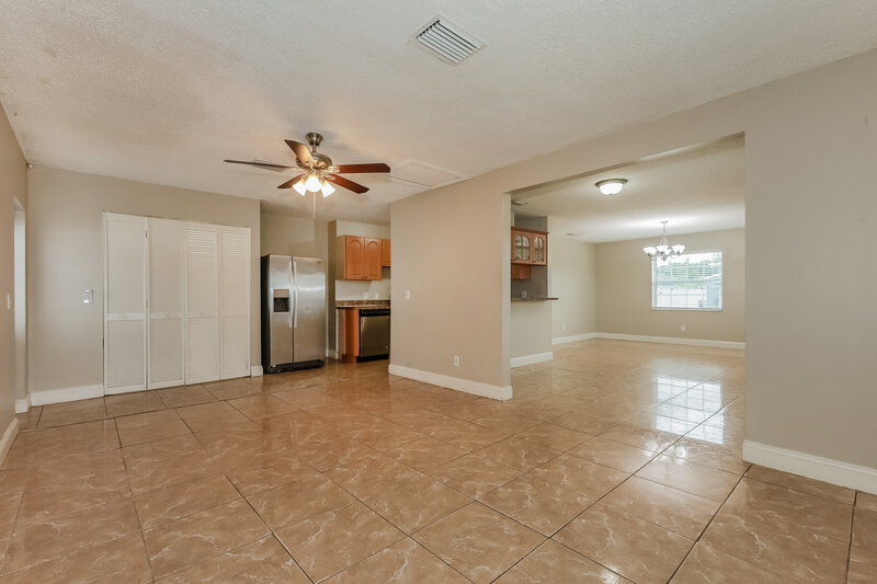 2,305/Mo, 6624 N Cameron Ave Tampa, FL 33614 Family Room View 2