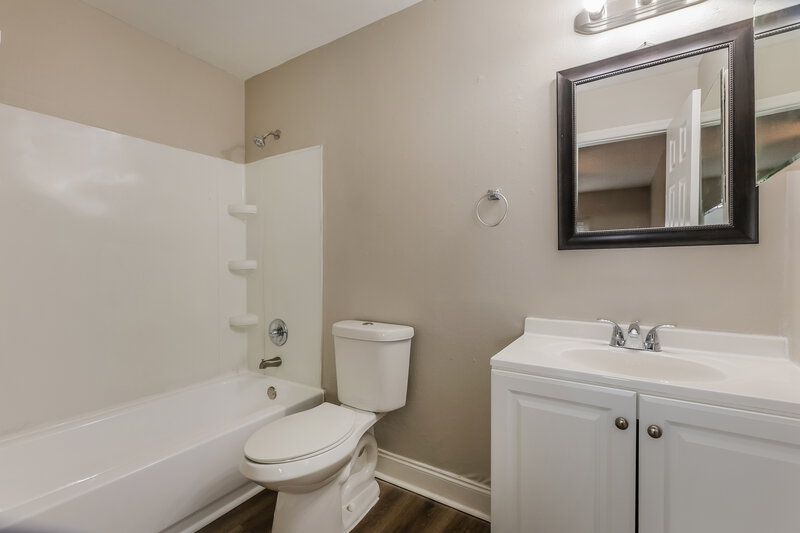 2,305/Mo, 6624 N Cameron Ave Tampa, FL 33614 Main Bathroom View