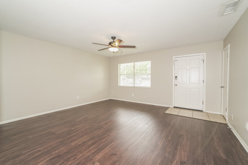 1,650/Mo, 5927 Stokes Rd Lakeland, FL 33812 Living Room View 2