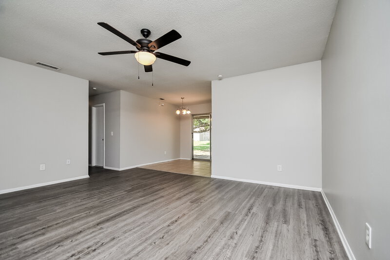 1,810/Mo, 5927 Stokes Rd Lakeland, FL 33812 Living Room View 2