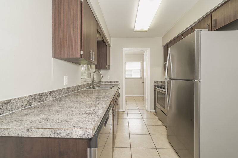 1,650/Mo, 5927 Stokes Rd Lakeland, FL 33812 Kitchen View