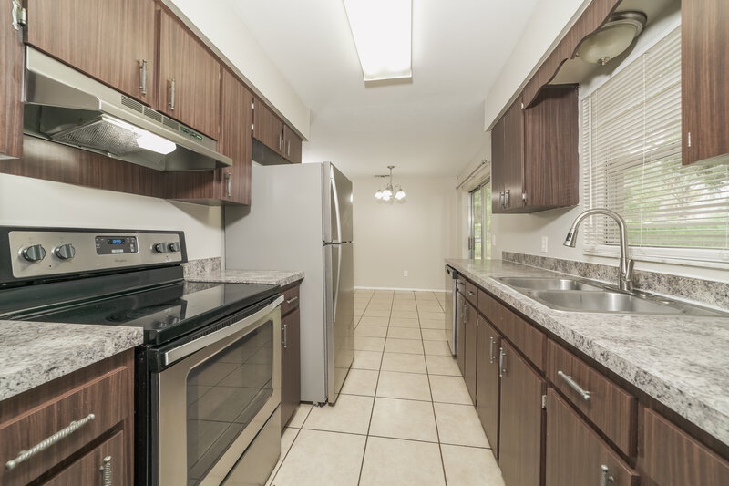 1,650/Mo, 5927 Stokes Rd Lakeland, FL 33812 Kitchen View 2