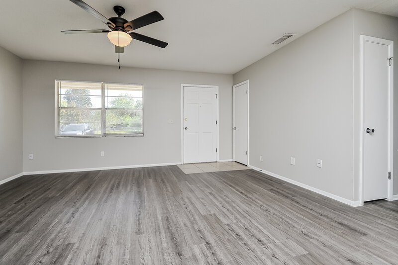 1,810/Mo, 5927 Stokes Rd Lakeland, FL 33812 Living Room View 5