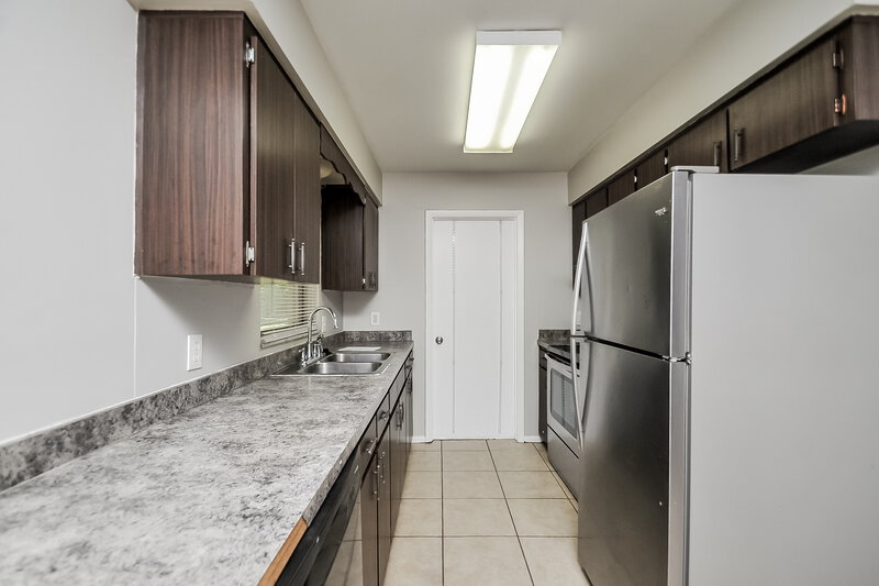 1,810/Mo, 5927 Stokes Rd Lakeland, FL 33812 Kitchen View