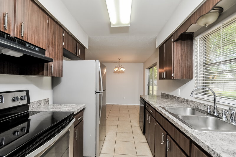 1,810/Mo, 5927 Stokes Rd Lakeland, FL 33812 Kitchen View 2