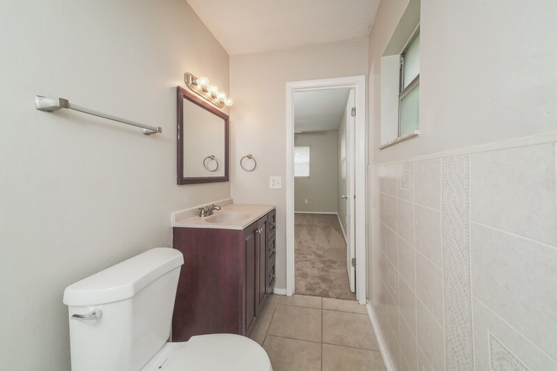 1,650/Mo, 5927 Stokes Rd Lakeland, FL 33812 Main Bathroom View 2