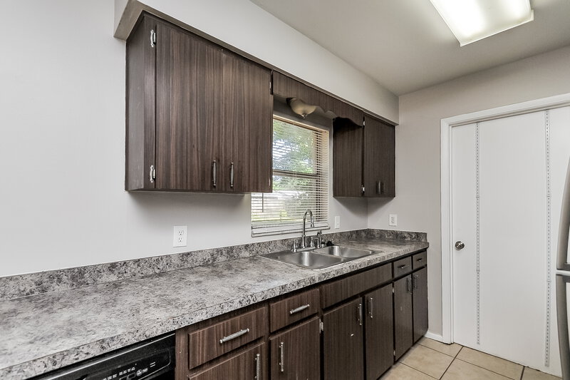 1,810/Mo, 5927 Stokes Rd Lakeland, FL 33812 Kitchen View 3