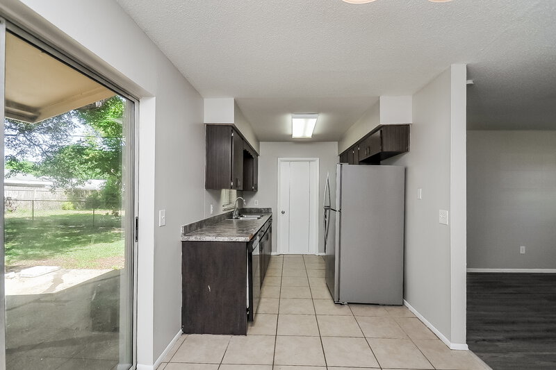 1,810/Mo, 5927 Stokes Rd Lakeland, FL 33812 Kitchen View 5