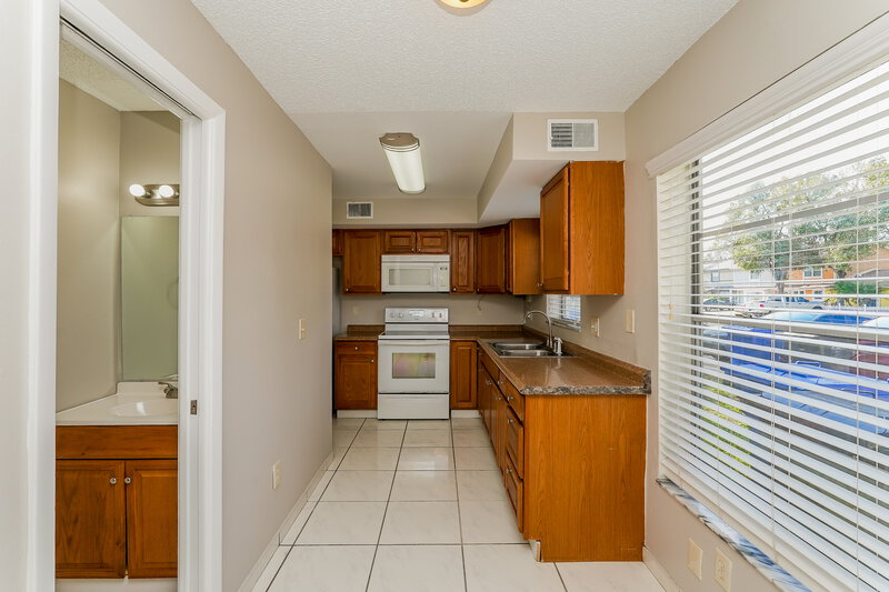 1,820/Mo, 14019 Village Terrace Dr Tampa, FL 33624 Kitchen View