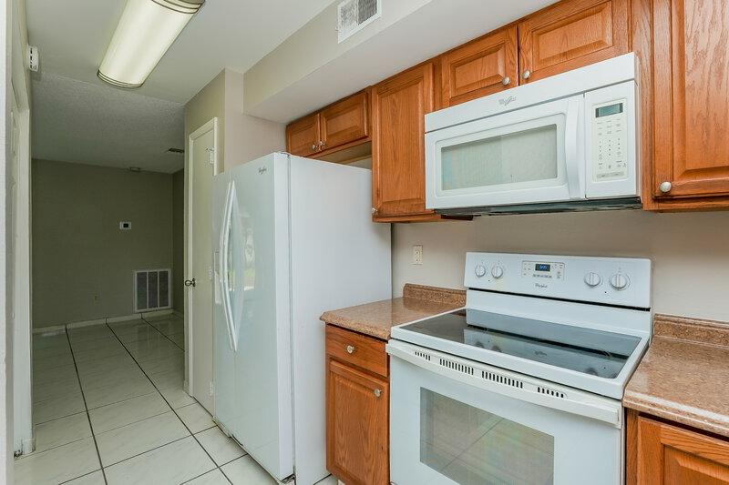 1,820/Mo, 14019 Village Terrace Dr Tampa, FL 33624 Kitchen View 2