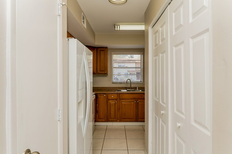 1,820/Mo, 14019 Village Terrace Dr Tampa, FL 33624 Kitchen View 3