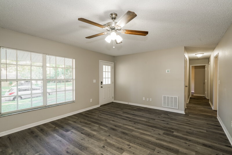 2,720/Mo, 37340 Carter Ave Dade City, FL 33523 Living Room View 2