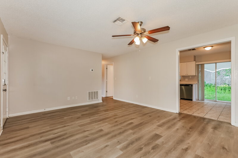 1,660/Mo, 37340 Carter Ave Dade City, FL 33523 Living Room View 2