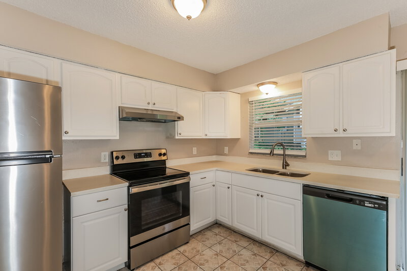 1,660/Mo, 37340 Carter Ave Dade City, FL 33523 Kitchen View 2