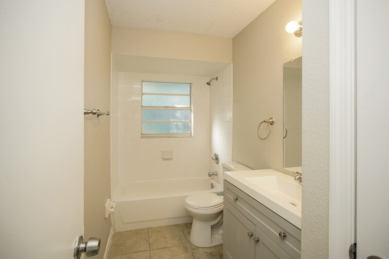 2,720/Mo, 37340 Carter Ave Dade City, FL 33523 Main Bathroom View