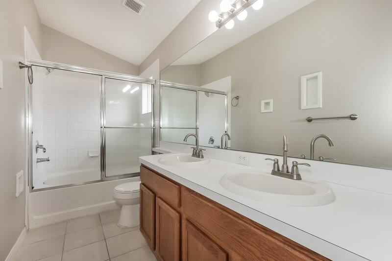 2,325/Mo, 733 Somerstone Dr Valrico, FL 33594 Main Bathroom View