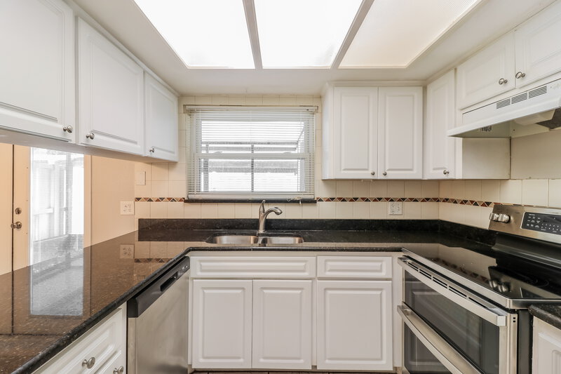 1,875/Mo, 7640 WOODBRIDGE BLVD Tampa, FL 33615 Kitchen View