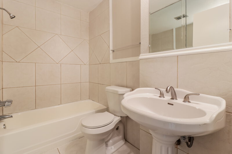 1,875/Mo, 7640 WOODBRIDGE BLVD Tampa, FL 33615 Bathroom View