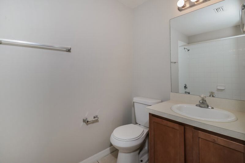 2,235/Mo, 2408 E 31St Ave Tampa, FL 33610 Main Bathroom View