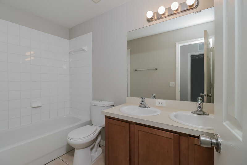 2,235/Mo, 2408 E 31St Ave Tampa, FL 33610 Bathroom View