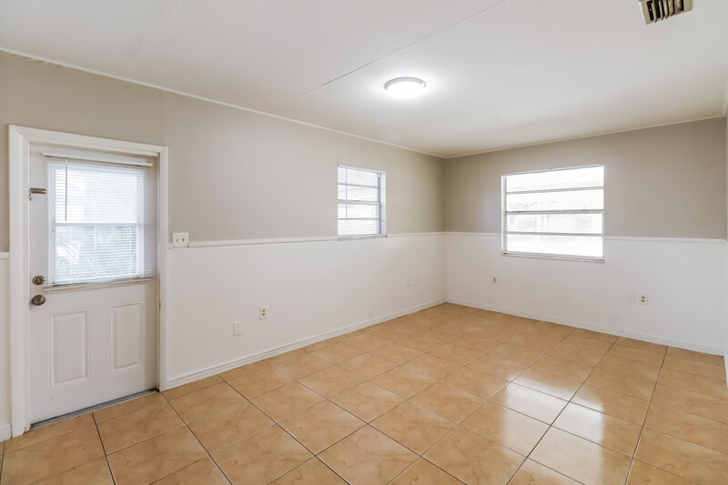 2,000/Mo, 2507 N 55TH ST Tampa, FL 33619 Family Room View