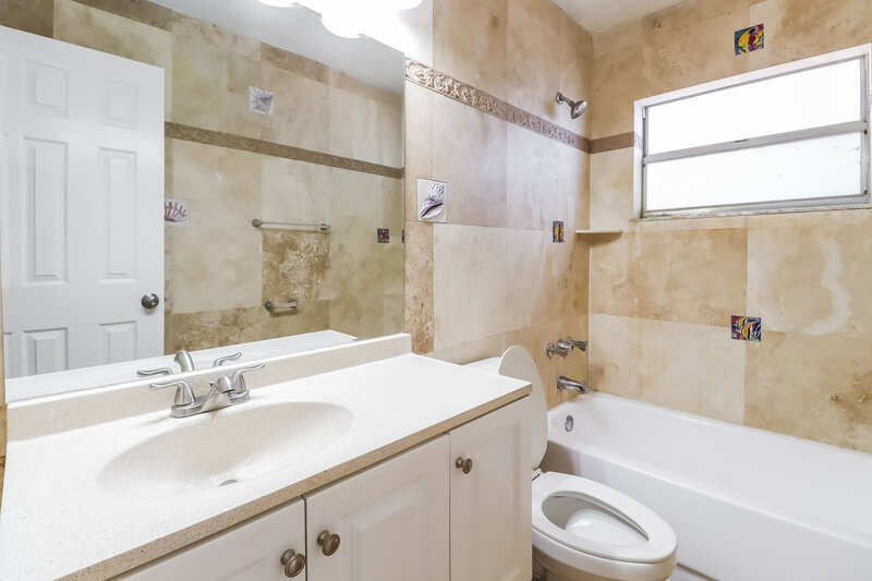 2,000/Mo, 2507 N 55TH ST Tampa, FL 33619 Main Bathroom View