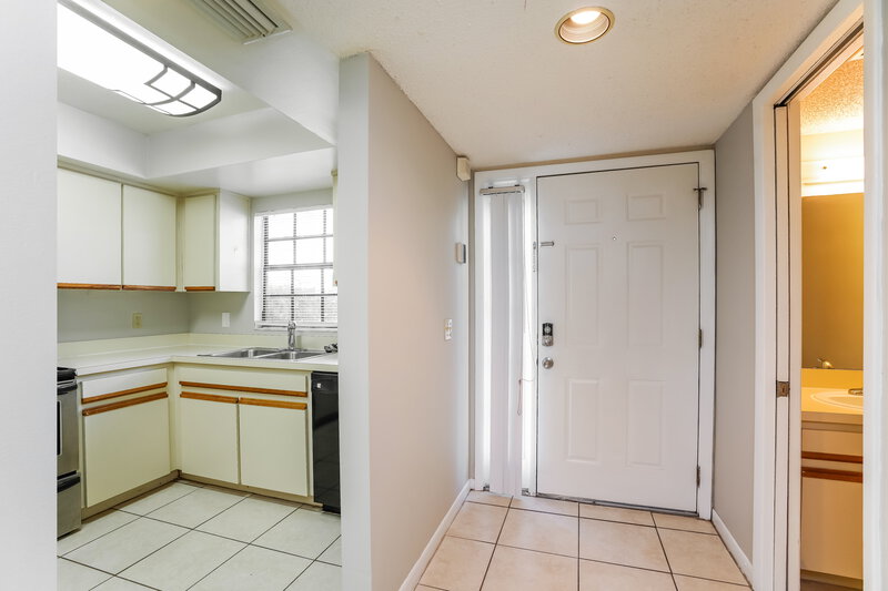 1,835/Mo, 1910 W SLIGH AVE Unit D103 Tampa, FL 33604 Foyer View