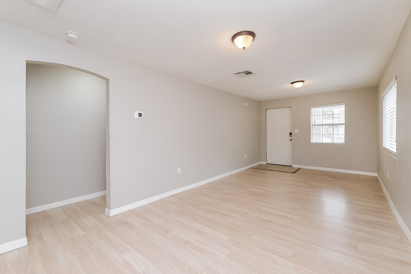 1,660/Mo, 522 E LIME ST Tarpon Springs, FL 34689 Living Room View 2