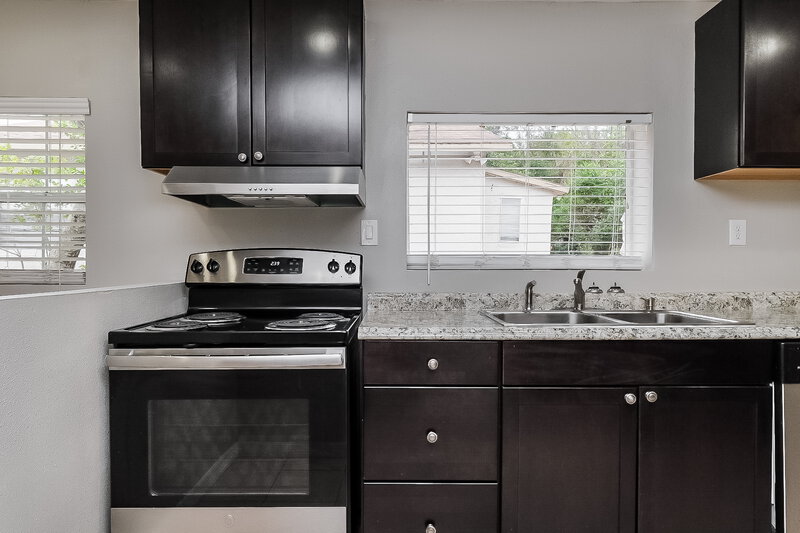 1,660/Mo, 522 E LIME ST Tarpon Springs, FL 34689 Kitchen View