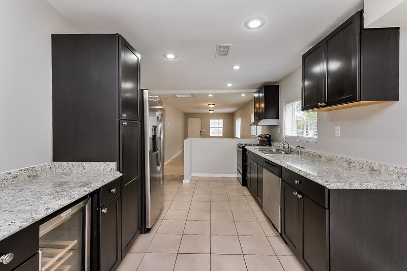 1,660/Mo, 522 E LIME ST Tarpon Springs, FL 34689 Kitchen View 3