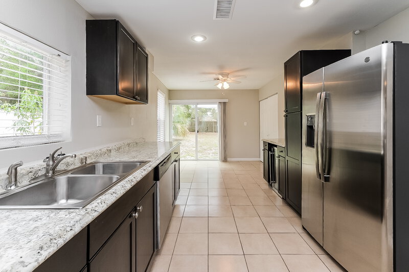 1,660/Mo, 522 E LIME ST Tarpon Springs, FL 34689 Kitchen View 4
