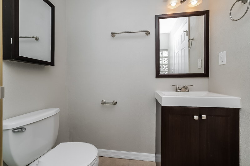 1,660/Mo, 522 E LIME ST Tarpon Springs, FL 34689 Main Bathroom View