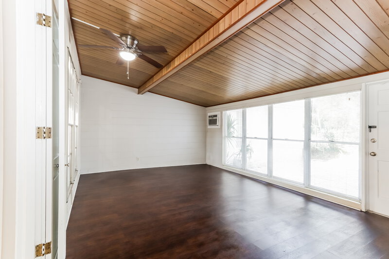 3,160/Mo, 605 W River Dr Temple Terrace, FL 33617 Sun Room View