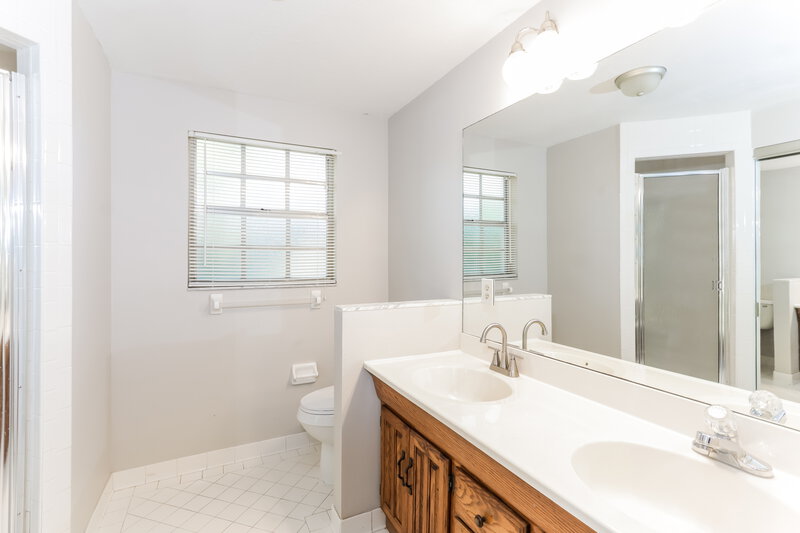 3,160/Mo, 605 W River Dr Temple Terrace, FL 33617 Main Bathroom View