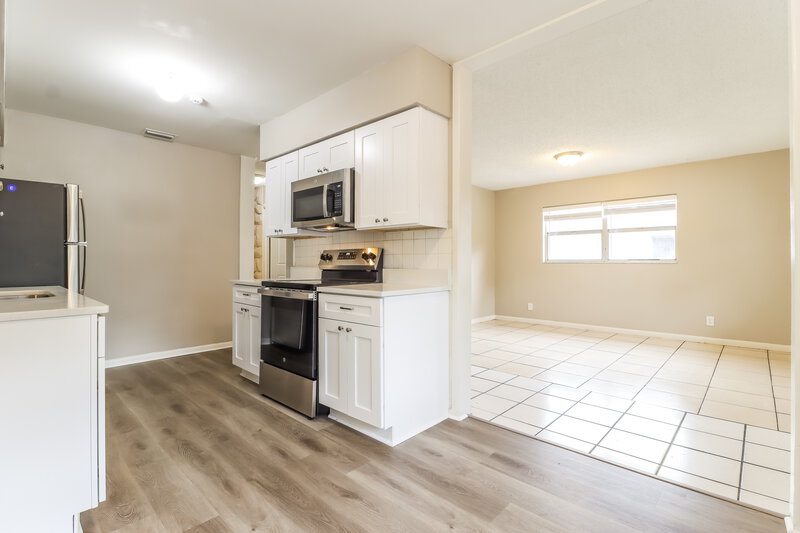 1,850/Mo, 3207 E 24Th Ave Tampa, FL 33605 Kitchen View