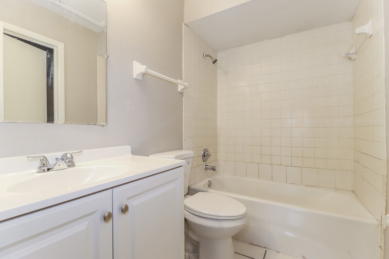 1,850/Mo, 3207 E 24Th Ave Tampa, FL 33605 Bathroom View