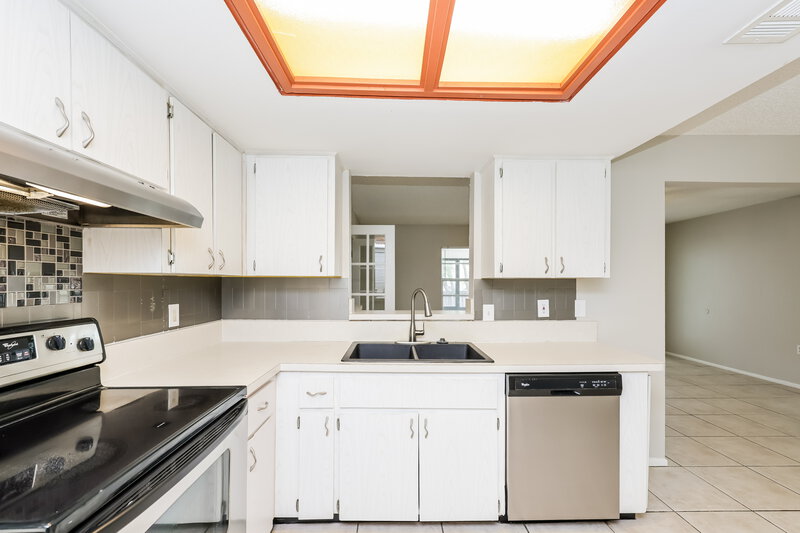 2,595/Mo, 109 COUNTRY VILLAS DR Safety Harbor, FL 34695 Kitchen View