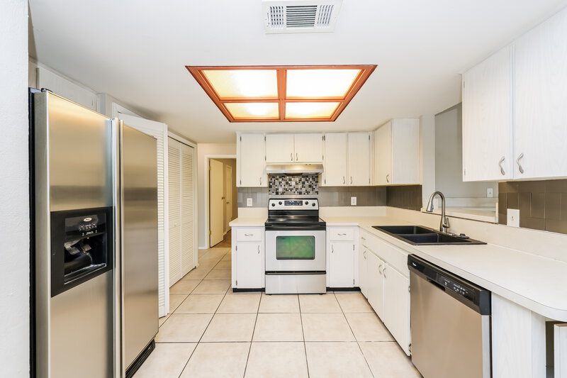 2,595/Mo, 109 COUNTRY VILLAS DR Safety Harbor, FL 34695 Kitchen View 2