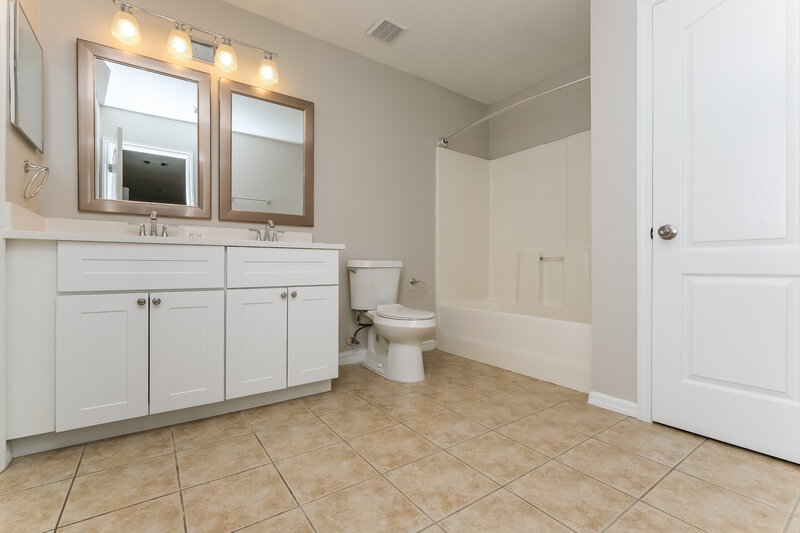 2,130/Mo, 6945 Exeter Park Pl Apollo Beach, FL 33572 Main Bathroom View