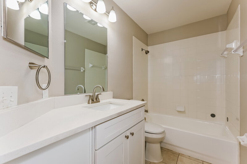 2,240/Mo, 10608 Walker Vista Dr Riverview, FL 33578 Bathroom View