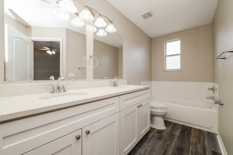 2,095/Mo, 13417 Silvercreek Dr Riverview, FL 33579 Main Bathroom View