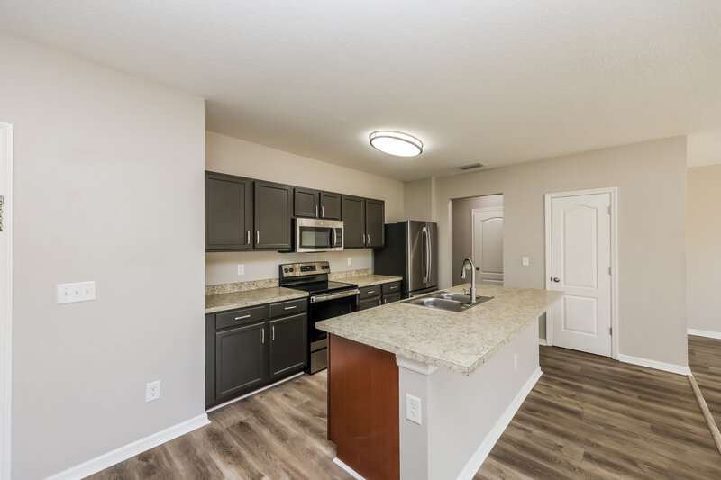 2,055/Mo, 12123 Barnsley Reserve Pl Gibsonton, FL 33534 Kitchen View