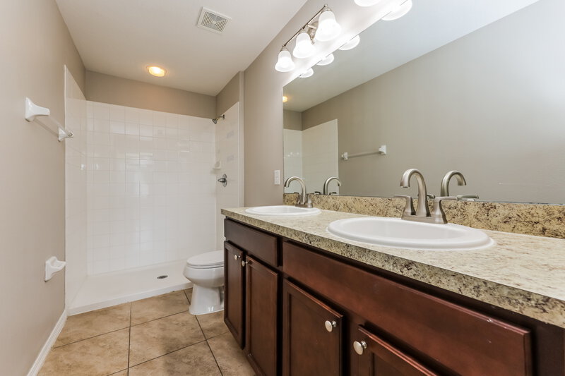 2,055/Mo, 12123 Barnsley Reserve Pl Gibsonton, FL 33534 Main Bathroom View