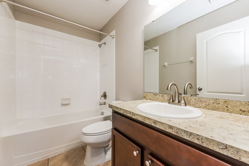 2,055/Mo, 12123 Barnsley Reserve Pl Gibsonton, FL 33534 Bathroom View