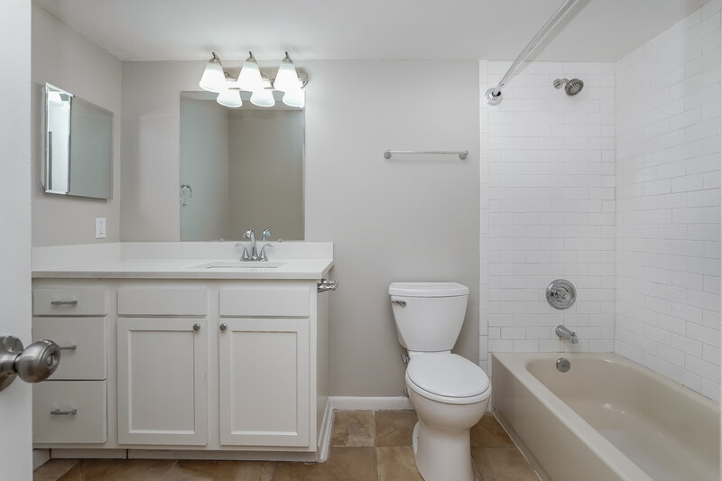 1,965/Mo, 607 Rollingwood Ln Valrico, FL 33594 Main Bathroom View