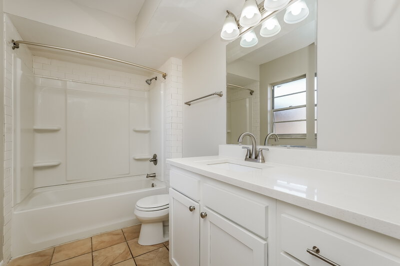 1,965/Mo, 607 Rollingwood Ln Valrico, FL 33594 Bathroom View