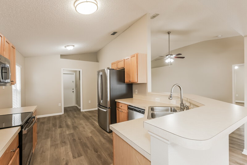 2,175/Mo, 12937 Lake Vista Dr Gibsonton, FL 33534 Kitchen View