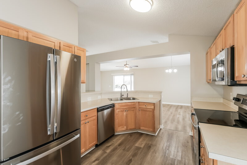 2,175/Mo, 12937 Lake Vista Dr Gibsonton, FL 33534 Kitchen View 2