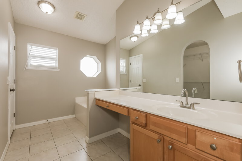 2,175/Mo, 12937 Lake Vista Dr Gibsonton, FL 33534 Main Bathroom View