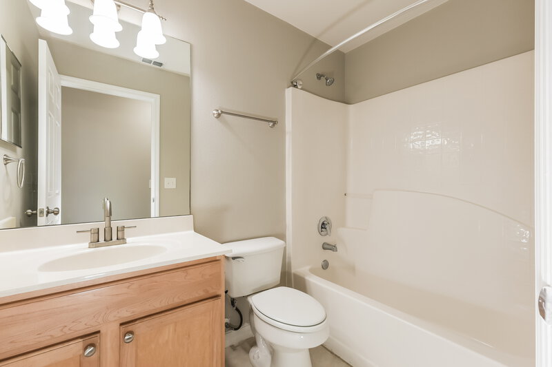 2,175/Mo, 12937 Lake Vista Dr Gibsonton, FL 33534 Bathroom View